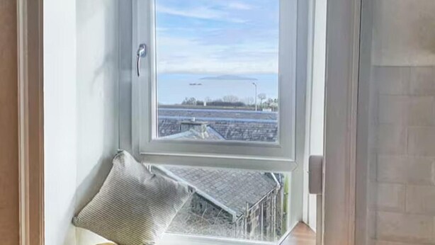 A window with a view of a building and a clear sky. - Stunning Sea Views in Central Burntisland (Burntisland)