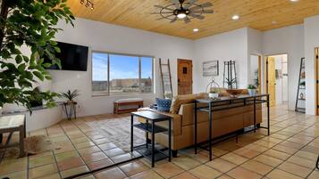 Een smart-tv en een open haard