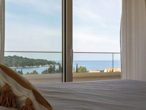 4 chambres, bureau, fer et planche à repasser, lit parapluie