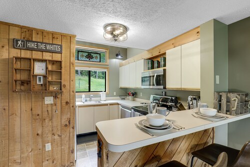 New Hampshire vacation getaway with gorgeous mountain views—ski, hike, swim!