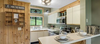 New Hampshire vacation getaway with gorgeous mountain views—ski, hike, swim!