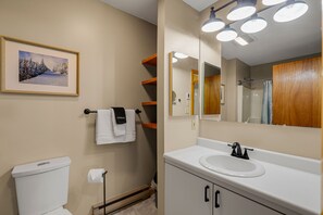 Douche, sèche-cheveux, serviettes fournies, savon