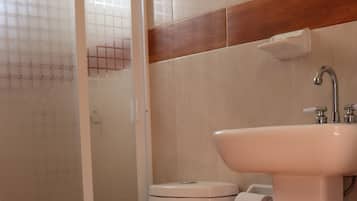 Cabaña básica | Baño | Regadera, toallas, jabón, shampoo