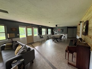 Televisor intel·ligent i llibres 