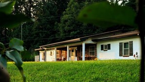 A single-story house with a porch, a brick exterior, and a number '4021' on the front. - 5min to Breweries and 25min to Tail of the Dragon. Pool table + pet friendly! (Andrews)