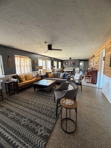 5min to Breweries and 25min to Tail of the Dragon. Pool table + pet friendly!