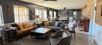 5min to Breweries and 25min to Tail of the Dragon. Pool table + pet friendly!