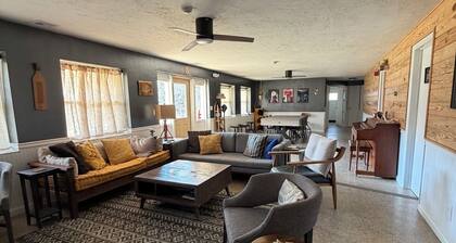 5min to Breweries and 25min to Tail of the Dragon. Pool table + pet friendly!