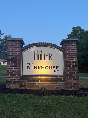 Property grounds - 5min to Breweries and 25min to Tail of the Dragon. Pool table + pet friendly! (Andrews)