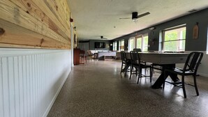 A spacious room with a long table, chairs, a piano, and a ceiling fan. - 5min to Breweries and 25min to Tail of the Dragon. Pool table + pet friendly! (Andrews)