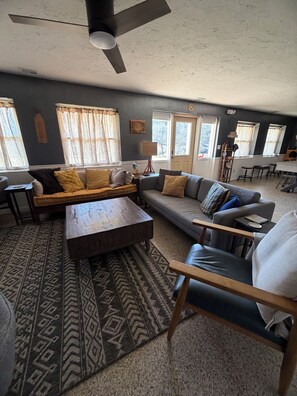 Televisor intel·ligent i llibres 