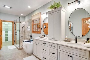 Towels, soap, shampoo, toilet paper - Fern Cliff - A cozy retreat in Cashiers (Cashiers)