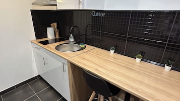 Microwave, stovetop, cookware/dishes/utensils, dining tables