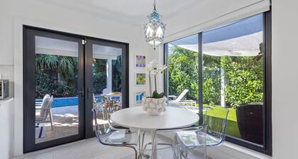 New! Luxurious Villa with Pool in West Palm Beach. 5 min from the Beach!