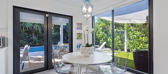 New! Luxurious Villa with Pool in West Palm Beach. 5 min from the Beach!