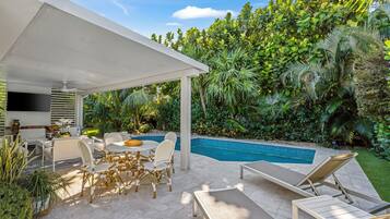 Una piscina al aire libre, una piscina climatizada