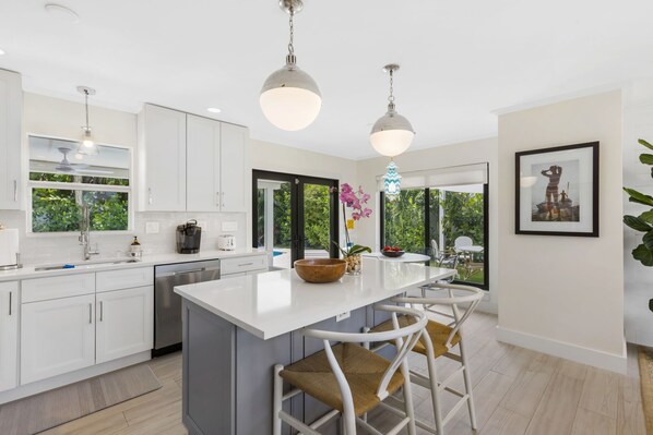 Køleskab, mikrobølgeovn, ovn, kogeplade