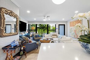 TV connectée, livres, chaîne hi-fi