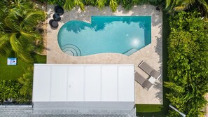 Utendørsbasseng og et oppvarmet basseng