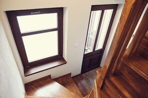 Departamento Deluxe, 2 habitaciones, vista a la montaƱa | Ćrea de sala de estar | Smart TV de 80 pulgadas con canales por cable