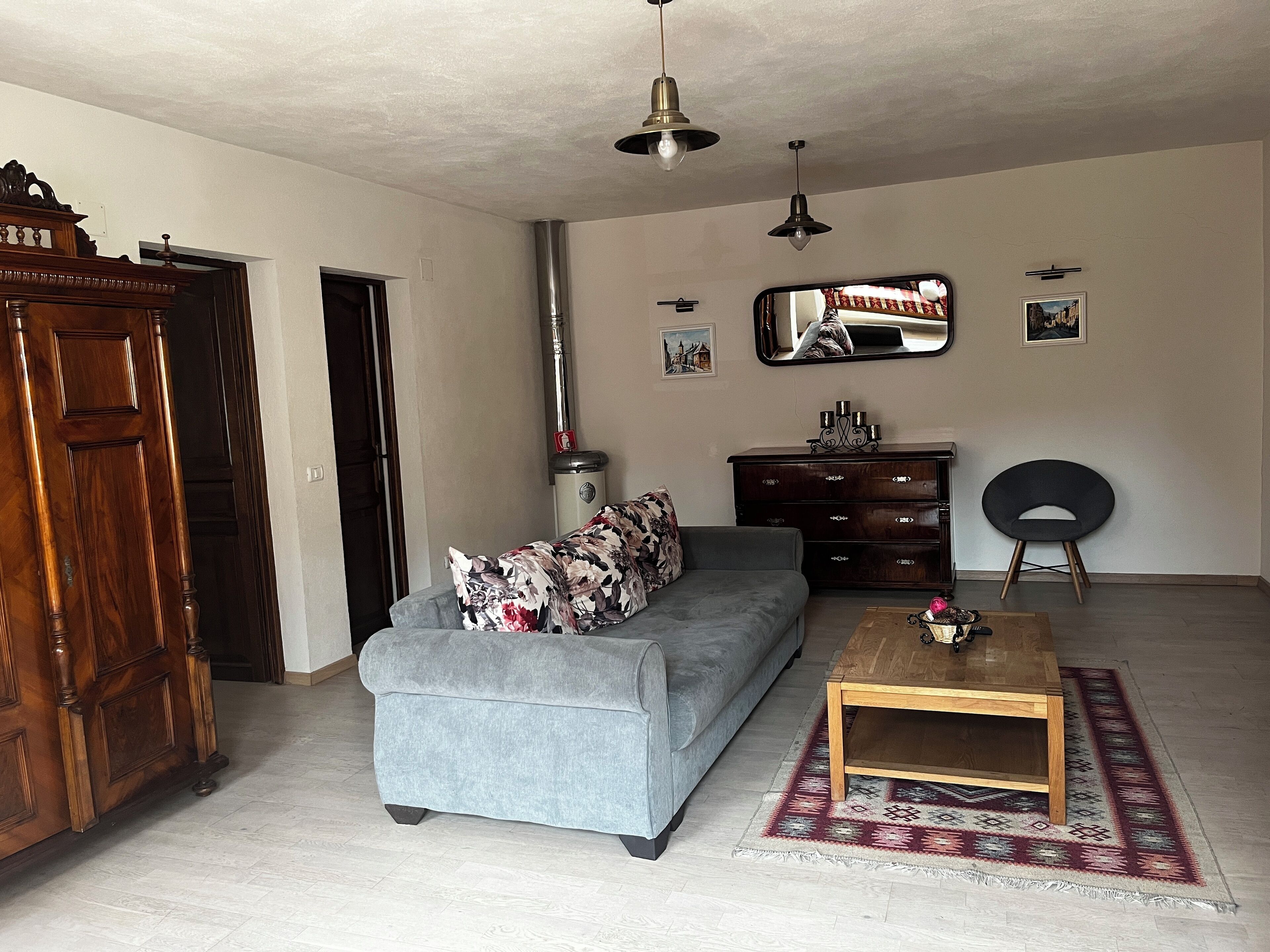 Villa Deluxe, vistas a la montaña | Zona de estar | Smart TV de 80 pulgadas con canales por cable