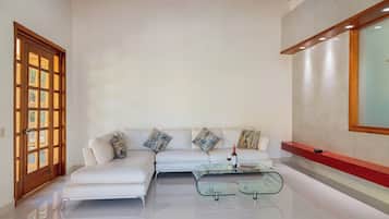 Junior Villa, Mountain View | Living area | 35-inch flat-screen TV with cable channels