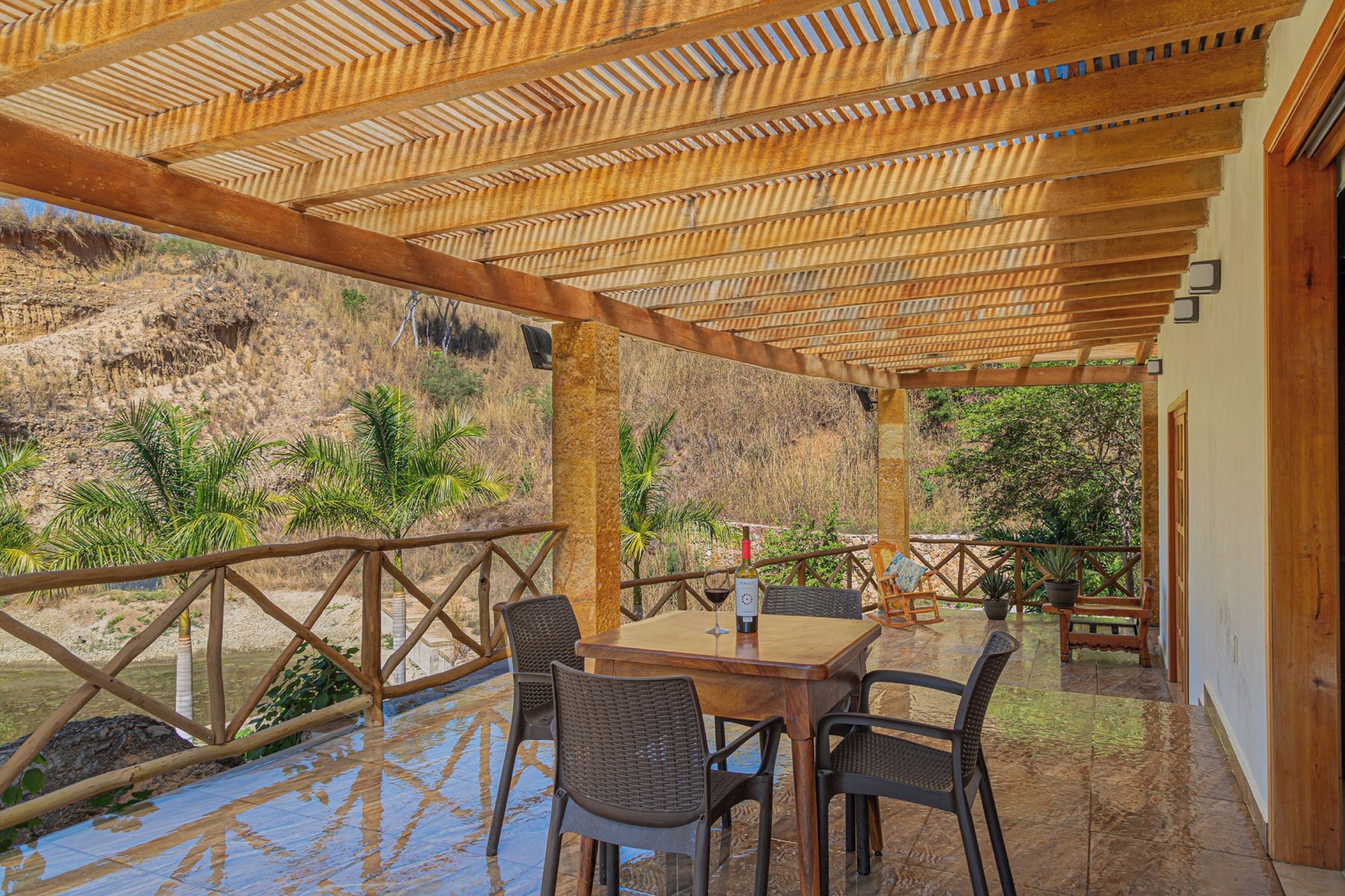 Junior Villa, Mountain View | Living area | 35-inch flat-screen TV with cable channels