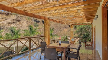 Junior Villa, Mountain View | Living area | 35-inch flat-screen TV with cable channels