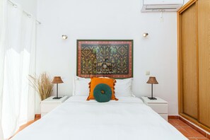 4 bedrooms, iron/ironing board, free WiFi, bed sheets