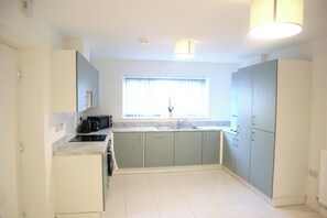 Fridge, microwave, oven, stovetop - The Tyne View Haven - 5mins drive to most of the adventurous places in Newcastle (Newcastle upon Tyne)