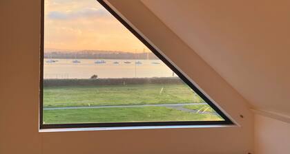 Luxurious Designer Penthouse - Grand Bay Views