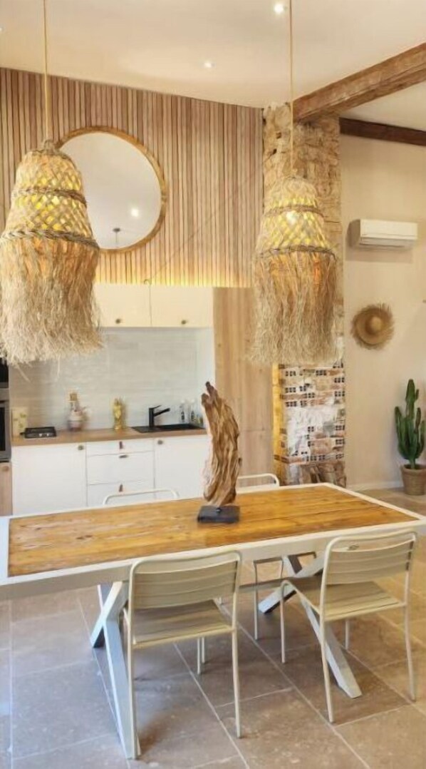 Dining - Location Petit Loft Dans Vaste Domaine (Esparron)