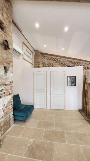 Interior - Location Petit Loft Dans Vaste Domaine (Esparron)