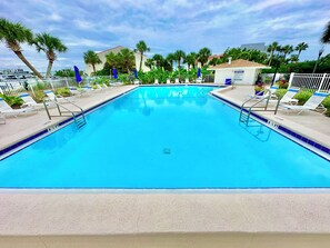 Una piscina al aire libre, una piscina climatizada
