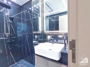 Apartment (2 Bedrooms) | Bathroom | Shower - Wonderful 2B With Breathtaking View in JVC (Dubai)