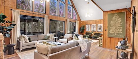 Smart TV, chimenea, videojuegos y futbolito