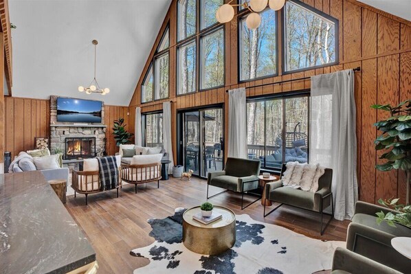 Smart-tv, eldstad, tv-spel och bordsfotboll