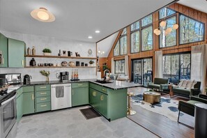 Kylskåp, mikrovågsugn, ugn och spishäll