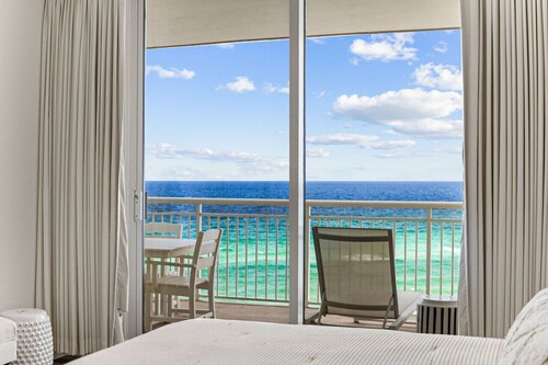 WaveSong: Luxurious Beachfront Condo at Navarre Beach. Sleeps 9