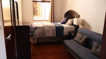 Bungalow Deluxe, patio, vista al jardín | 1 habitación, wifi gratis y ropa de cama