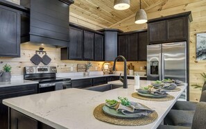 冷蔵庫、電子レンジ、オーブン、コンロ