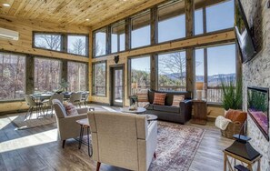 Smart TV, fireplace - Mountain Modern Couples Retreat Hot-Tub Views 10 mins to Gatlinburg (Gatlinburg)