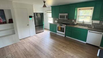 Jääkaappi, mikroaaltouuni, uuni, liesi