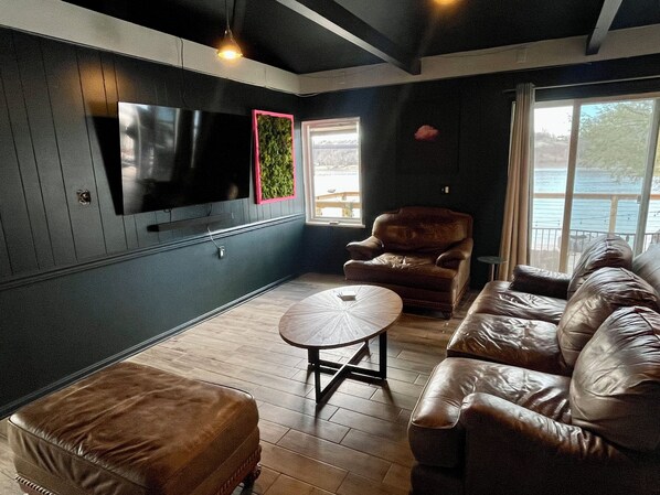 Smart TV - The River Hideaway : Relax, Stay & Play (Prospect)