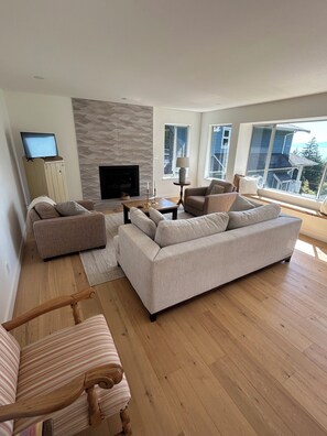 Smart TV, fireplace - Ocean view close to the best beach on the Sunshine Coast. (Gibsons)