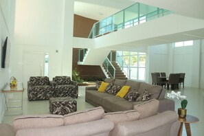 Basic Villa | Living area | 55-inch TV with digital channels - Mansao 6 suites c piscina e jacuzzi 082M (Ipojuca)