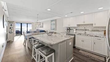 Frigorífic, microones, forn i placa de cuina