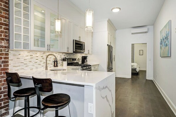 Réfrigérateur, micro-ondes, four, plaque de cuisson