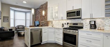 Refrigerador, microondas, horno y parrilla de estufa