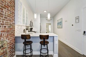Fridge, microwave, oven, stovetop - Renovated Luxury 1 Bedroom, <15 min. to Manhattan (Hoboken)